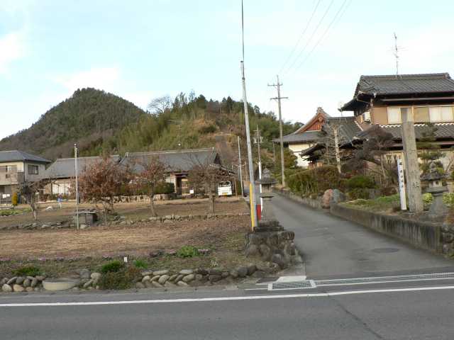 加茂神社の石柱の後に米田城址の標柱
