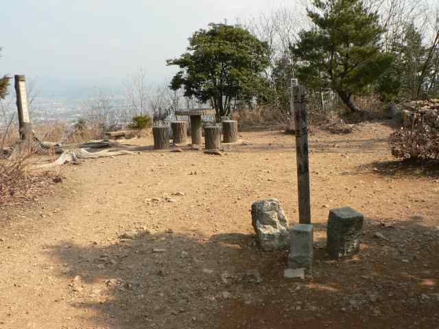 広い山頂に今日は誰も居ない