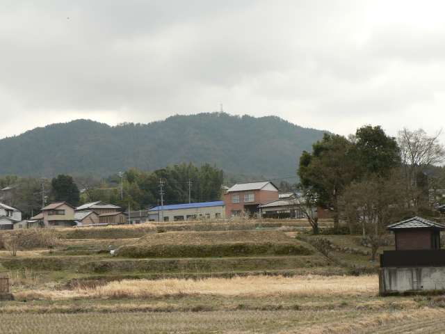 山頂部にアンテナが見えている