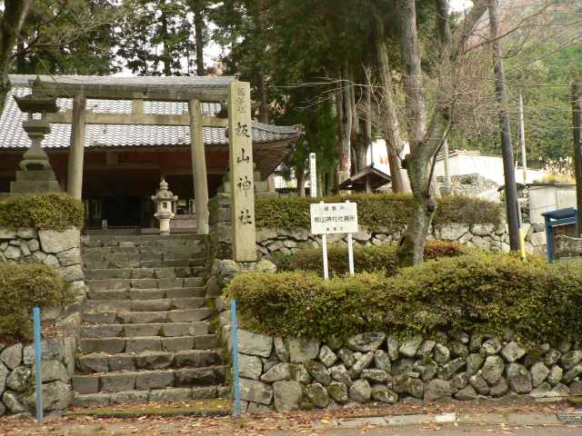 道路際の神社