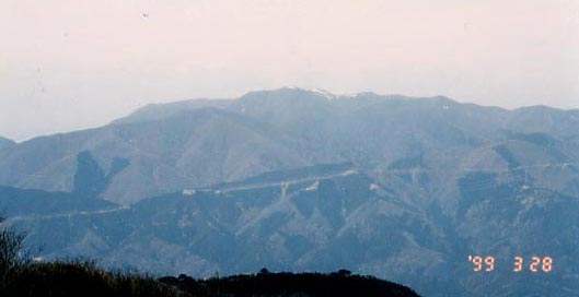 大きく見える「霊仙山」しかし霞んでいる