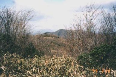 山頂からはかすかに「伊吹山」も見える