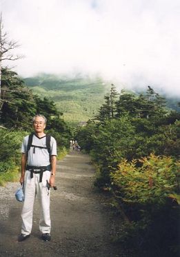 鳥居から真っ直ぐの道が田の原湿原に続く