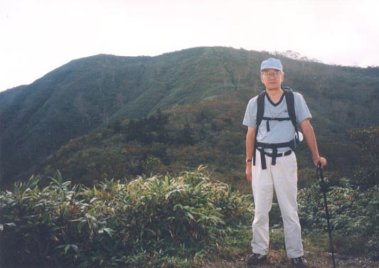 一旦大きく下り登り返すと山頂