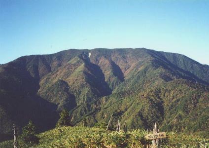 最初のピーク千両山から大きな「恵那山」