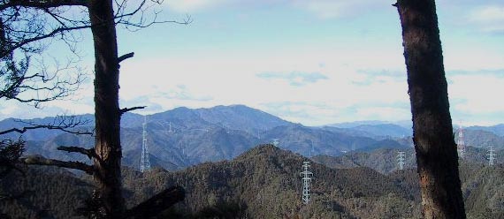 高曝山への途中顕著なピークより奥の山は手前片知山奥瓢ヶ岳