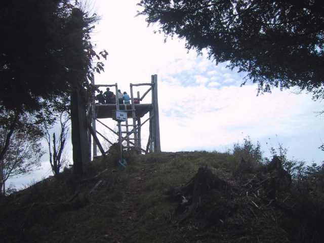 山頂には立派な木の櫓が作ってある