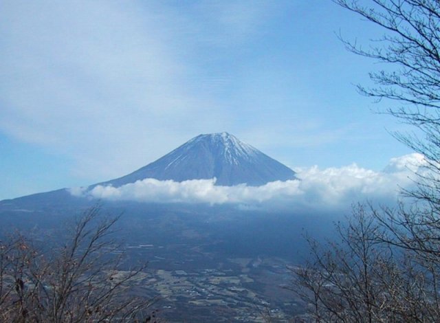 山頂からは富士山の手前の朝霧高原も一望出きる