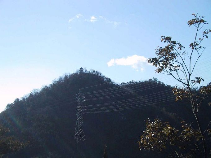 山の上にちょこんと見える猿啄城祉展望台