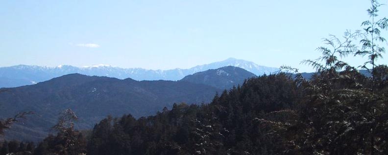 恵那山の手前の大きな山は「前山」