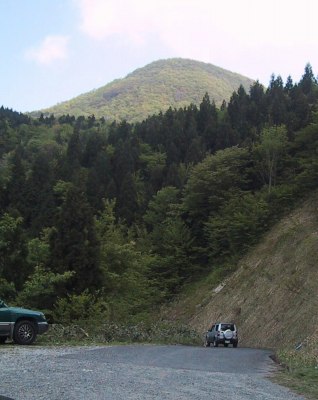 峠には左に国見岳、左に虎子山への登山口が有る