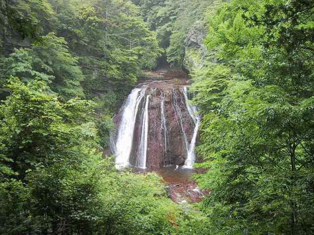 横谷峡は散策コースが有り色々な滝や岩が見られる