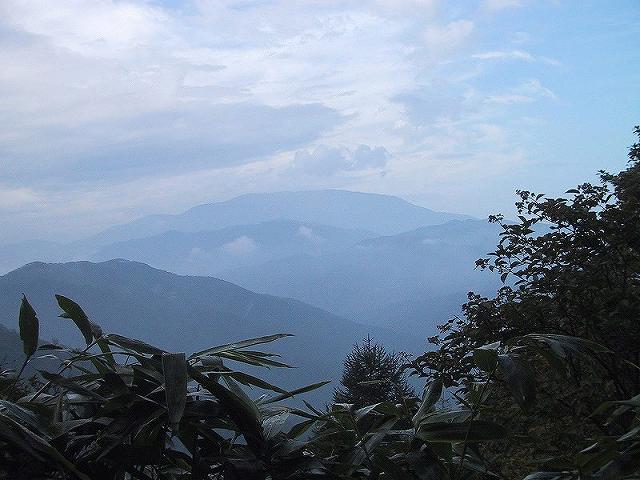恵那山方面は雲が多い