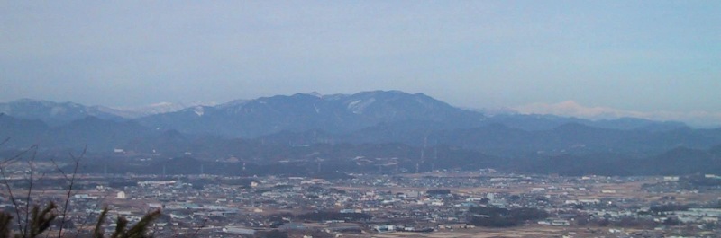 ここからの高賀山は形が良くない山頂の先端がちらっと見える