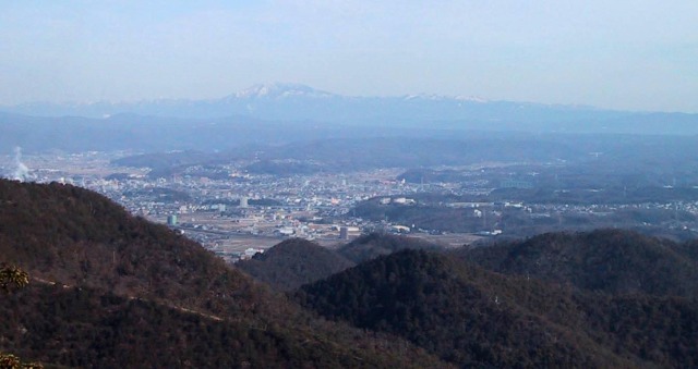 恵那山の右、白くなっているのは大川入山だろう