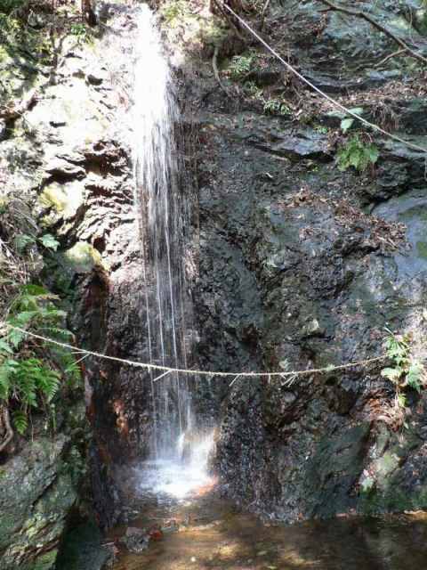 いつもより少し水量が多い不動明王の滝