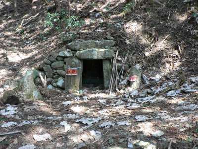 この個所だけが洞の中で他の石像は外に有る