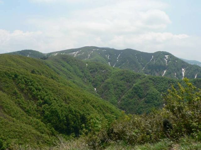 烏岳から左に派生する山