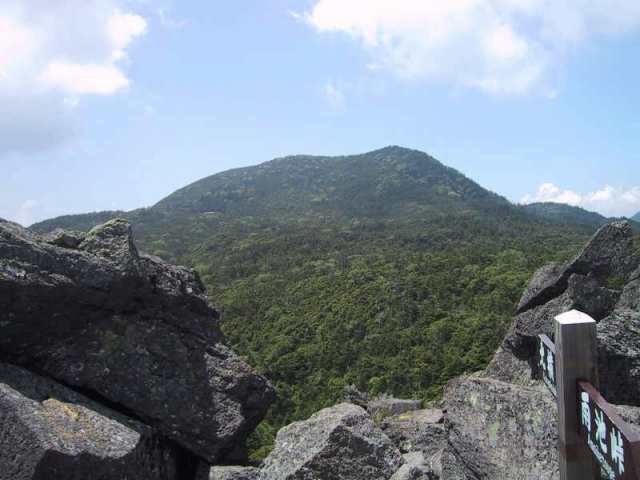 北横岳から蓼科山と眺望が得られる